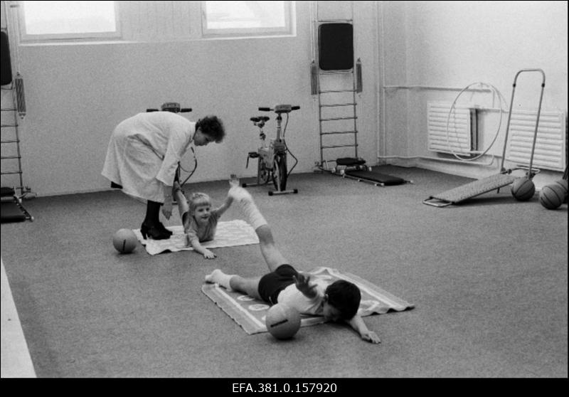 Võimlemistund nõrga tervisega kooliõpilaste tervisekeskuses.