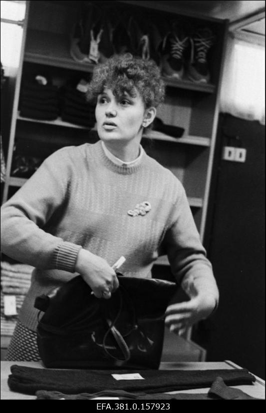 Kauplus-paviljoni “Viktoria” juhataja V. Karu.