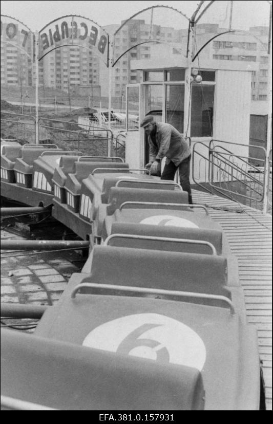 Lastelinnaku ehitamine Rahu tänaval.