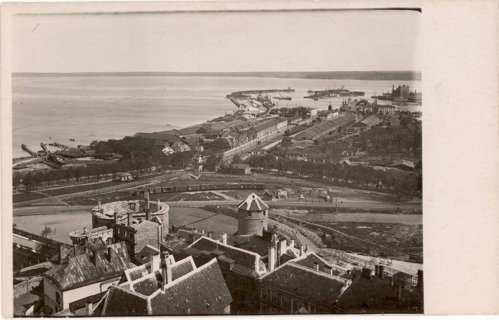 All-city. View of the Great Beach Gate (without helmets) and Stolting Tower from the tower of the Oleviste Church. On the back of the Bay of Tallinn and the port