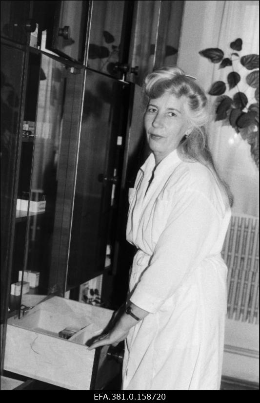 Narva apteegi juhataja Helgi Bobrova.