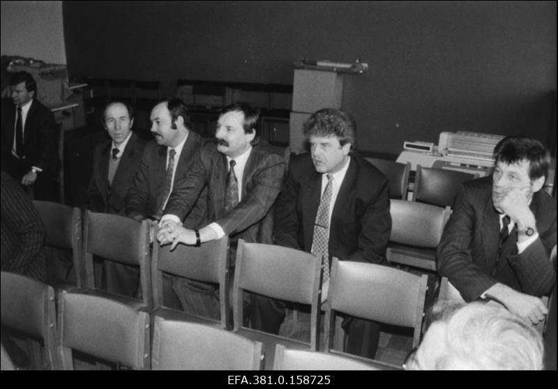 Narva Linnanõukogu II istungil vastavad küsimustele Narva linnapea kohale kandideerijad (alates vasakult teisest): AS-i Narva-Jõesuu direktor Raivo Murd, linnapea abi Ants Liimets, Tartu ärimees Tõnis Eesmaa. Kalatööstuse tööline Viktor Ert, Kohtla-Järve Linnanõukogu esimehe endine asetäitja Avo Blankin.