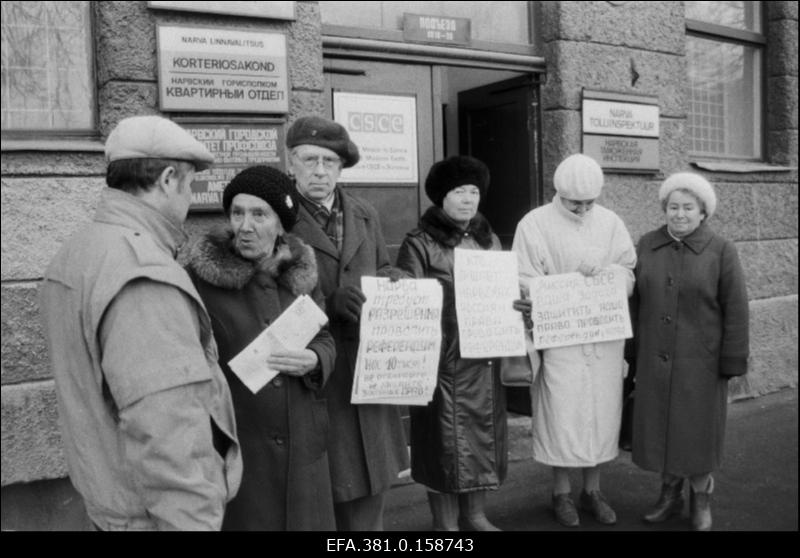 Pikett Euroopa Julgeoleku- ja Koostöönõupidamise (CSCE) missiooni hoone peasissekäigu juures Peetri platsil (loosungid: Narva nõuab referendumi korraldamise luba! Kes rikub Narva venelaste õigust korraldada referendum? jne).