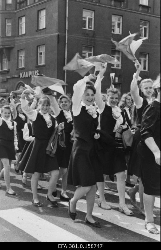 Kooliõpilaste laulupeost osavõtjate rongkäik Narvas.