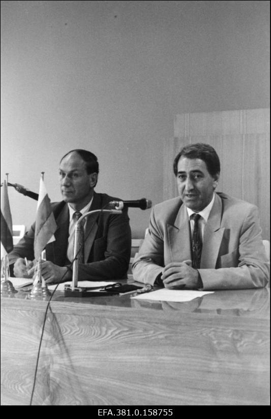 Venemaa valitsusdelegatsiooni visiidil Eestisse annab pressikonverentsi Narva linnavalitsuse saalis delegatsiooni juht, Venemaa Ülemnõukogu saadik A. Mikitajev. Temast vasakul Narva Linnavalitsuse esimehe asetäitja Vladimir Kuznetsov.