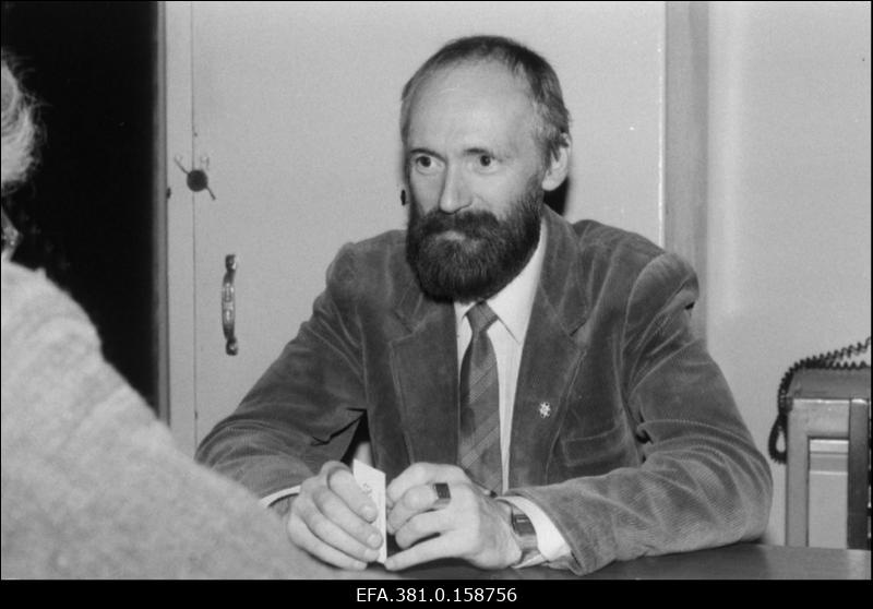 Kodakondsusameti Ida-Virumaa büroo juhataja Kunnar Liir võtab vastu külastajaid.