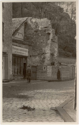 All-city. Dismantling the Nunnagate in the construction of the Ploomwood House in 1926  duplicate photo