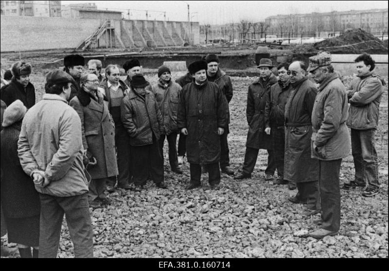 Puuvillakombinaadi “Kreenholmi Manufaktuur” spordiväljakule ehitatava hokistaadioni esimesse sambasse nurgakivi panemise miitingul kõneleb Eesti Hokiliidu president rahandusminister Rein Miller (paremalt 3.).