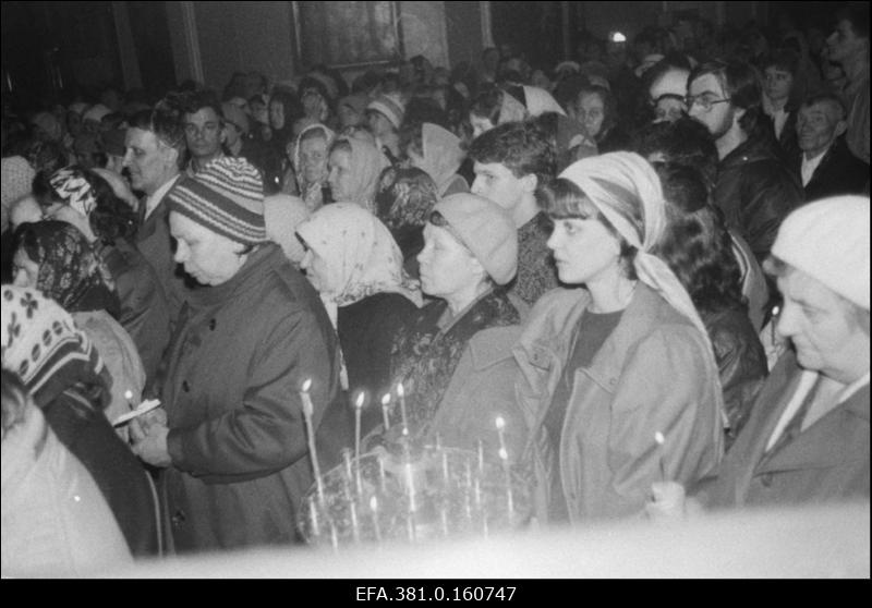 Lihavõttepühade pidulik jumalateenistus Vene õigeusu kirikus.