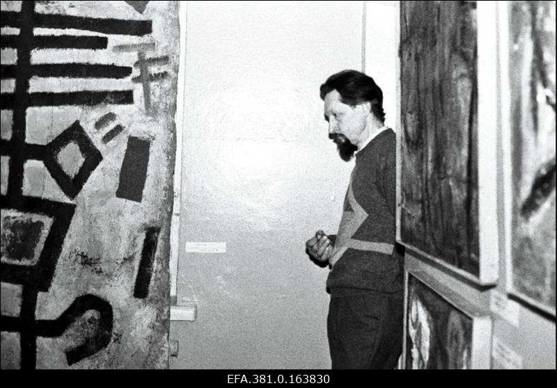 Õpetaja Igor Gordin Narva Laste Kunstikooli 5. aastapäeva puhul korraldatud näitusel kooli saalis.