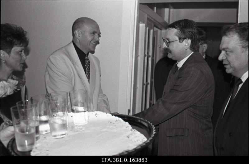 Kindlustusseltsi “Kalju” uue kontorihoone avamisel vestlevad kindlustusseltsi direktor V. Žuravljov ja linnavolikogu esimees Anatoli Paal.