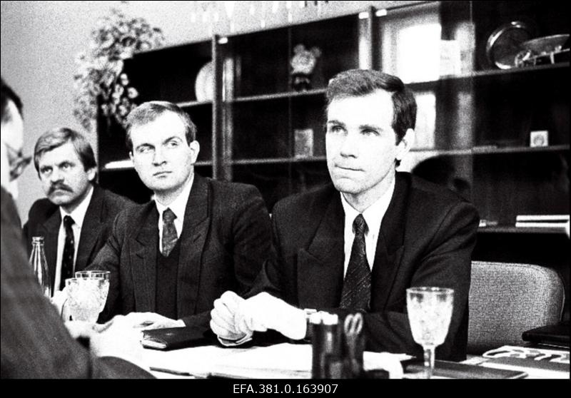 Eesti majandusminister Toivo Jürgenson (paremal ) Narva linnavalitsuses majandusalasel nõupidamisel.