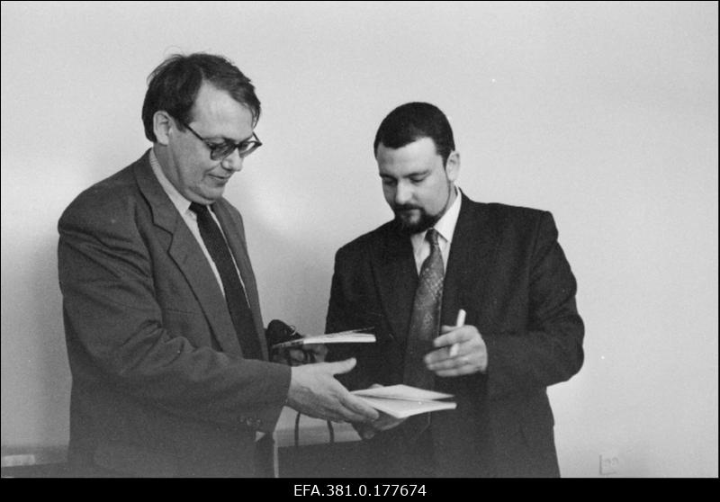 Linnapea R. Laid (paremal) annab Soome Vabariigi finantsabi tulemusena väljaantud eesti keele õpiku iseõppijaile üle Soome saatkonna töötajale härra Raatikainenile.