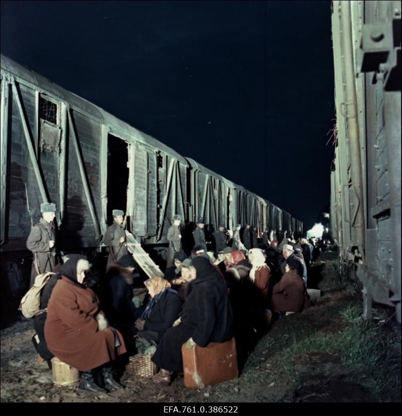Filmi "Äratus" filmimine. Inimesi aetakse loomavagunitesse.