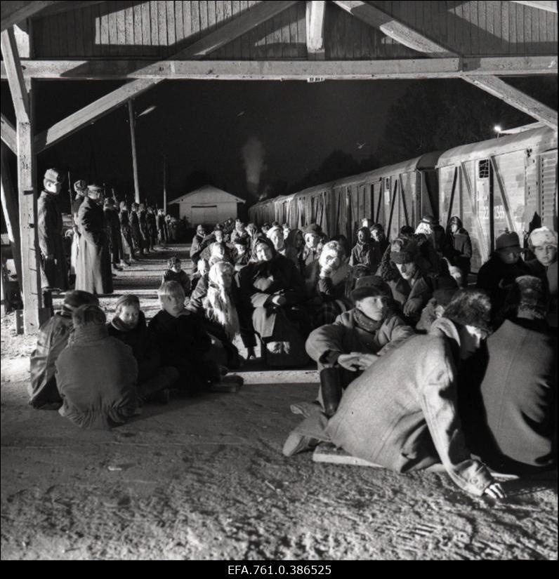 Filmi "Äratus" filmimine. Küüditatud raudteejaama platvormil.