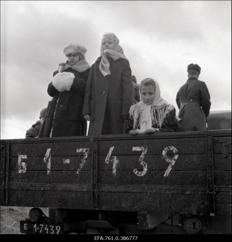 Filmi "Äratus" filmimine. Küüditatud koolilapsed autokastis koos sõduritega.