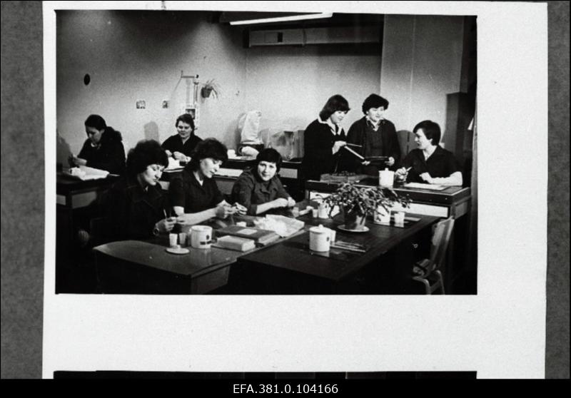 Puuvillakombinaadi "Kreenholmi Manufaktuur" laboratooriumi töötajad puuvilla kiu kvaliteeti kontrollimas.