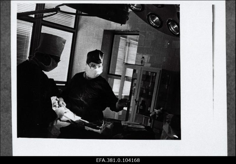 Narva Linna Haigla kirurg T. Aksakova operatsiooni tegemas.