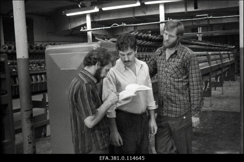 Puuvillakombinaadi "Kreenholmi Manufaktuur" Vana ketrusvabriku uute ketrusmasinate seadistajad.