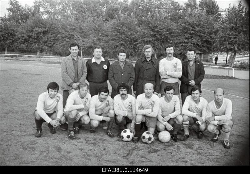 Vabariigi karikavõistlustel jalgpallis võitjaks tulnud veteranide meeskond.