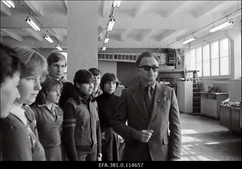 Narva Polütehnikumi direktor Sovetnikov oma 50. a. juubelil õpilastega.