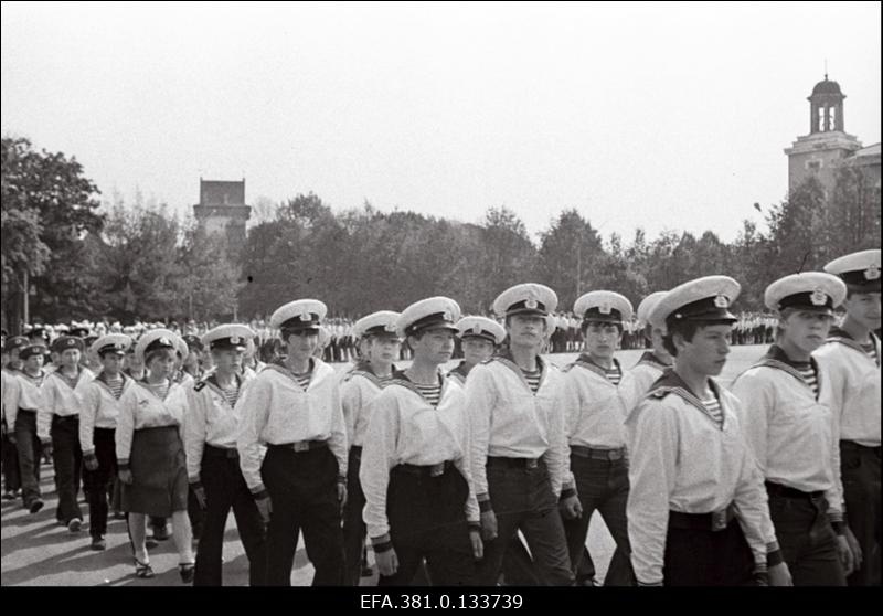 V.I.Lenini nim. Üleliidulise Pioneeriorganisatsiooni 61. aastapäeva paraad Narvas.