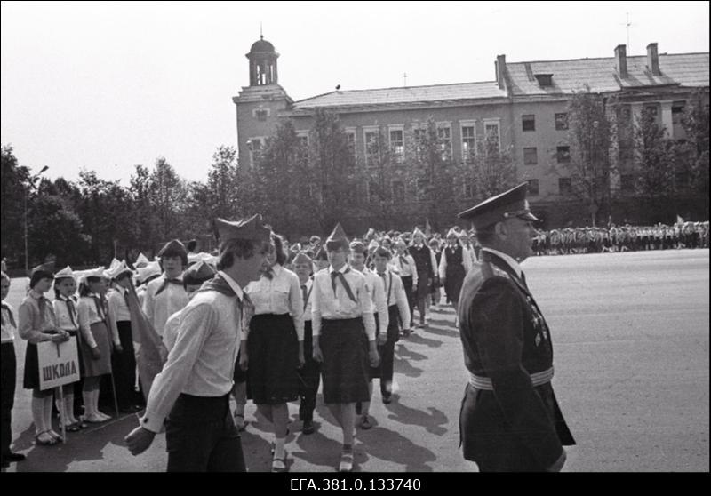 V.I.Lenini nim. Üleliidulise Pioneeriorganisatsiooni 61. aastapäeva paraad Narvas.