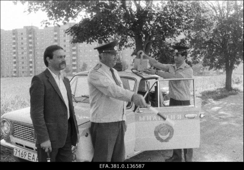 Ühiskondlik autoinspektor tehasest "Baltijets" S. Ivanov (vasakult), Narva Autoinspektsiooni vanemautoinspektor V. Gorbunov ja maanteede patrullteenistuse inspektor I. Tronin.