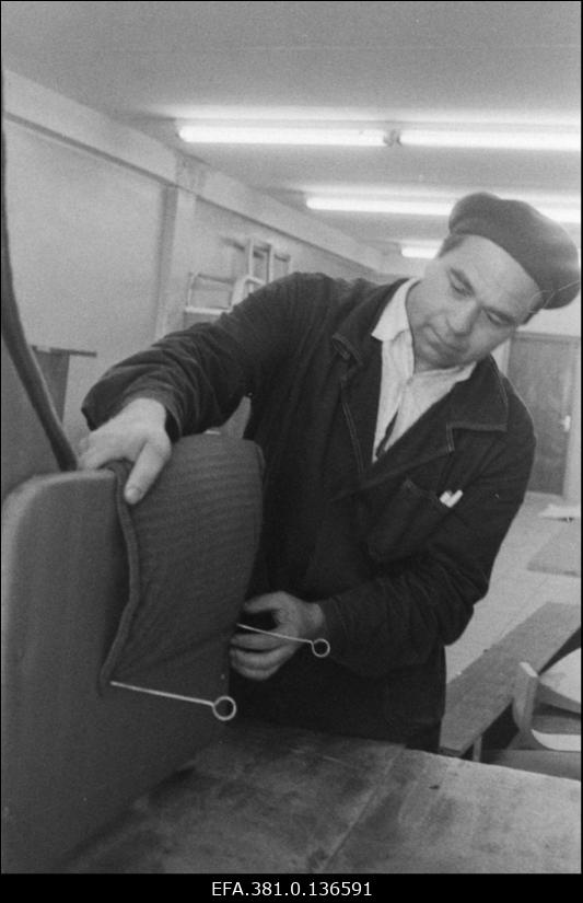 Narva Mööblikombinaadi eksperimentaaljaoskonna polsterdaja S. Holostõhh.