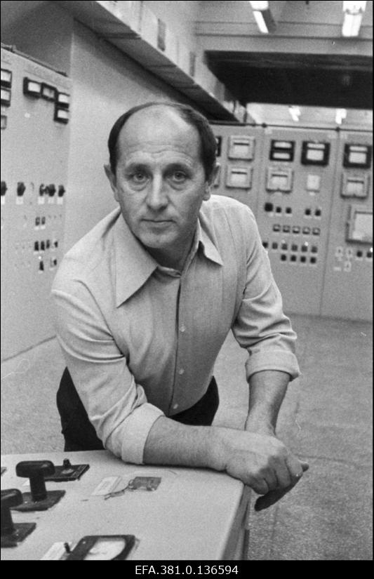 Balti soojuselektrijaama juhtimispuldi masinist, Töökuulsuse II järgu ordeniga autasustatud A. Aleksandrov.