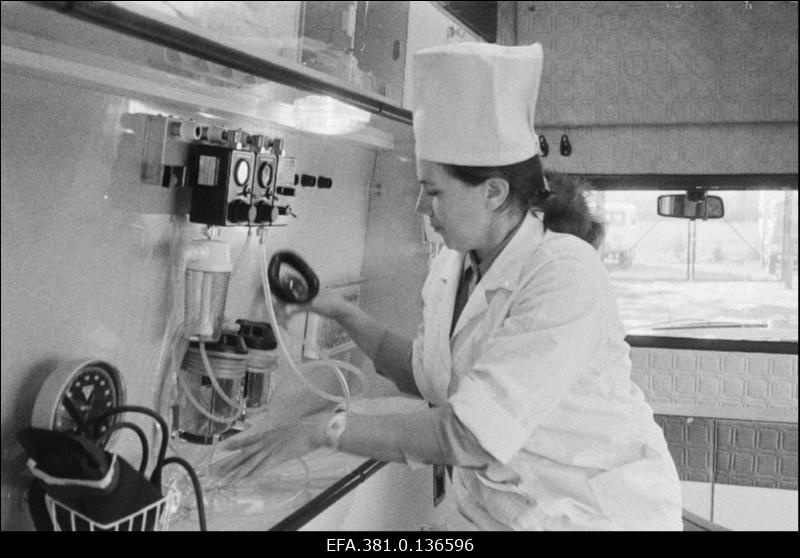 Narva Linnahaigla velsker N. Vorobjova kiirabiautos.