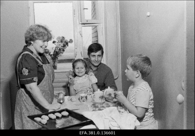 Tehase "Baltijets" töötajad Larissa ja Aleksandr Nosenkod oma uues kolmetoalises korteris.  duplicate photo