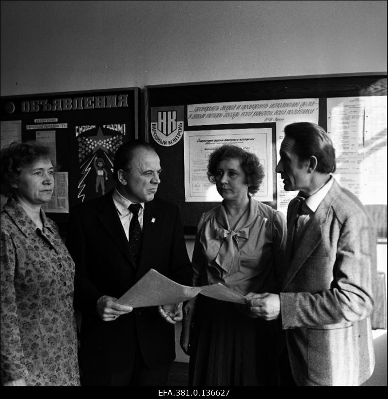 Narva Mööblikombinaadi rahvakontrolli grupi liikmed V. Nikitina, esimees A. Adamson, L. Grigorjeva ja G. Stojalov.