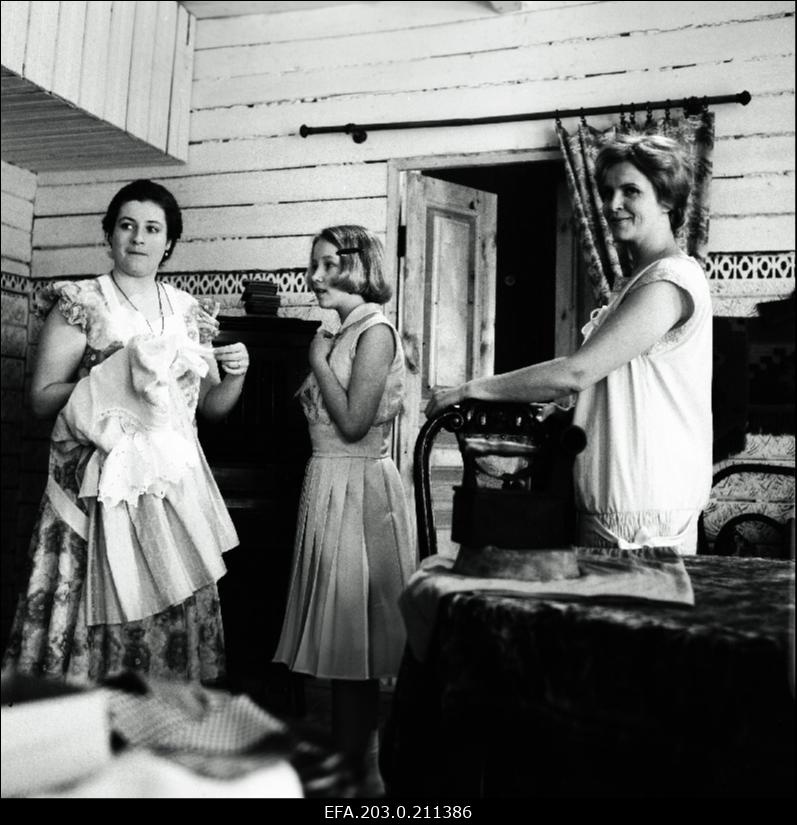 Kaader Tallinnfilmi mängufilmist "Sügis". Maali osas Anne Reemann, noore Teele osas Liina-Jaanika Seisler, Teele osas Riina Aare.