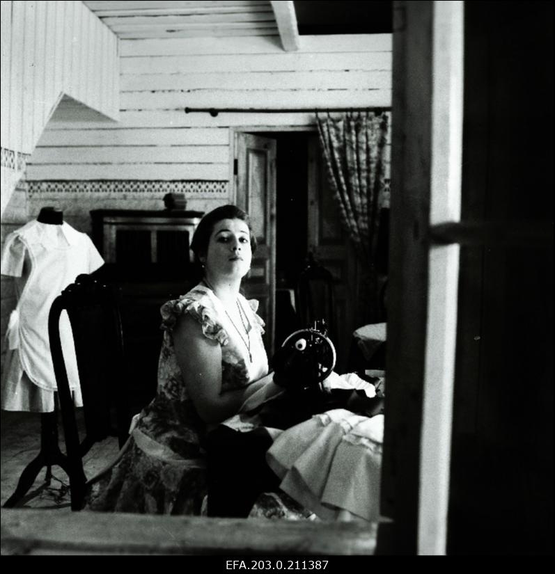 Kaader Tallinnfilmi mängufilmist "Sügis". Maali osas Anne Reemann.