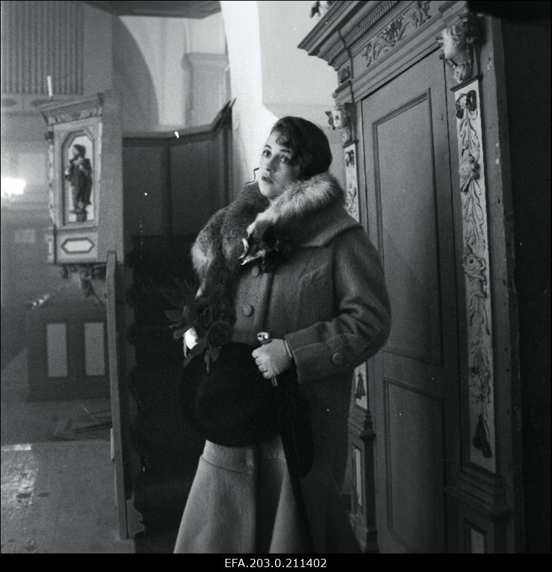 Kaader Tallinnfilmi mängufilmist "Sügis". Maali osas Anne Reemann.