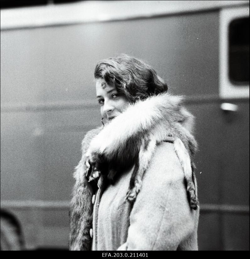 Kaader Tallinnfilmi mängufilmist "Sügis". Maali osas Anne Reemann.