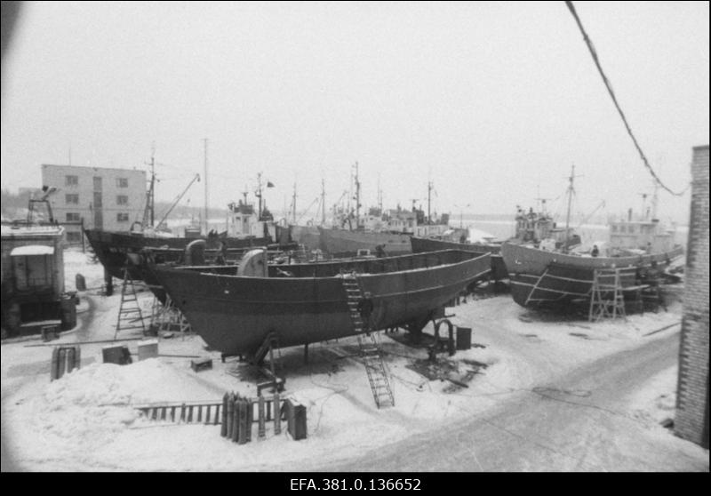 "Tralfloti" Baasi traalerid Narva-Jõesuu sadamas.