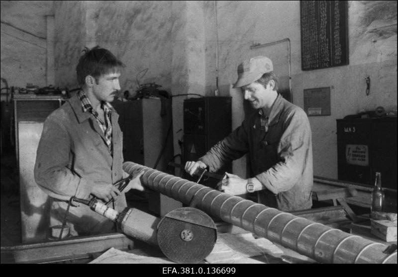 Vabariikliku Sanitaartehnilise Tööde Trusti "Santehmontaaž" ventilatsioonitööde Valitsuse Narva jaoskonna brigadir S. Kuznetsov ja lukksepp V. Petrov (vasakul).