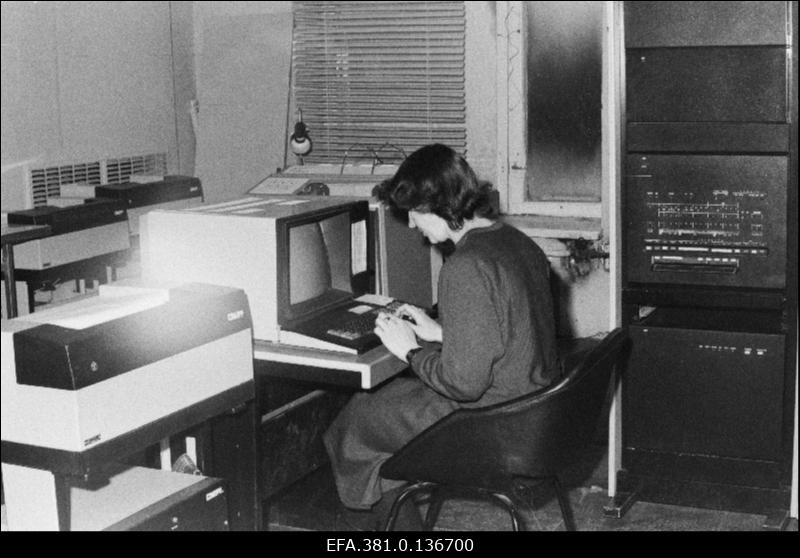 Narva Toornahatehase arvutuskeskuse raalikuvaril töötab programmist Irina Netšajeva.