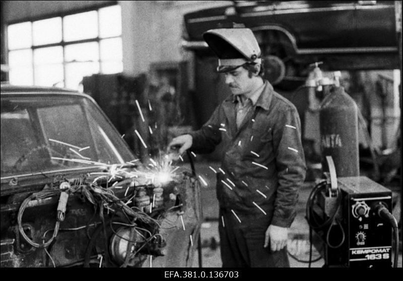 Narva Autoteeninduse lukksepp- plekksepp L. Golõšev.