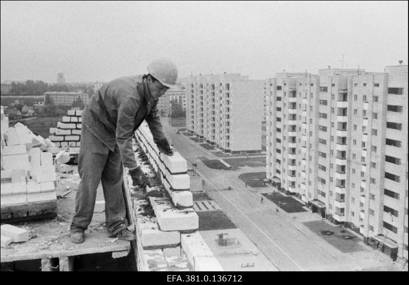 Ehitus- ja Montaaži Valitsuse müürsepp Oleg Naljetov uue elamu müüri ladumas.