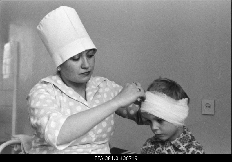 Narva Linnahaigla arst Ljudmilla Piskarjova patsiendiga.