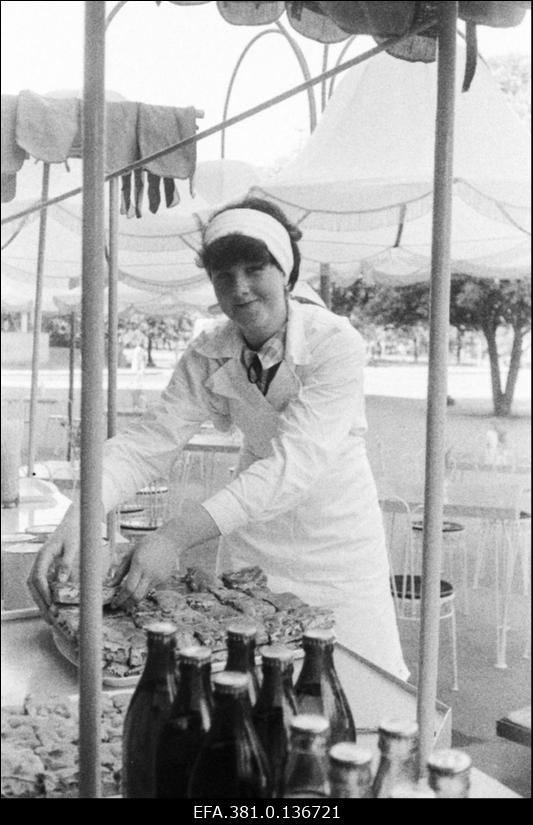 Narva 21. Keskkooli õpilane Marina Danilova suvisel koolivaheajal kohviku "Narva" välikohvikus töötamas.