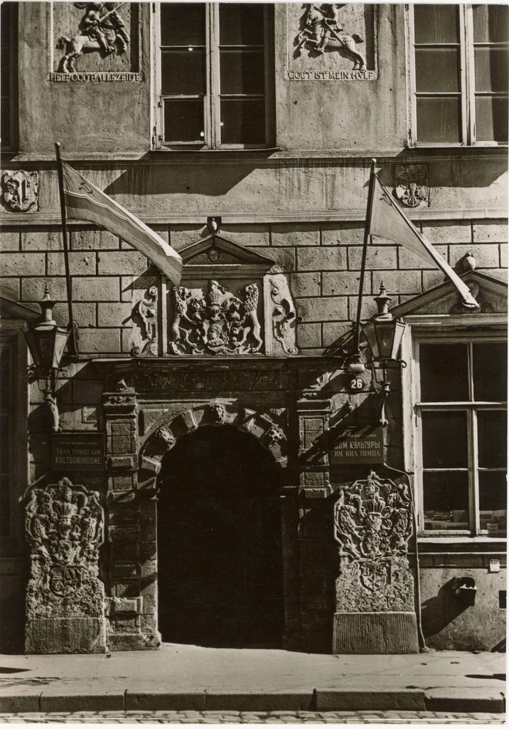 Long tn 26, fragment of the facade of the Blackpeade Brotherhood building. Portal with ethical stones