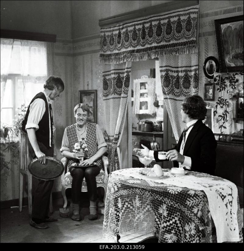 Kaader Tallinnfilmi mängufilmist "Suvi". Papa Kiire osas Ervin Abel, Jorh Adniel Kiire osas Margus Lepa, Joosep Tootsi osas Aare Laanemets.