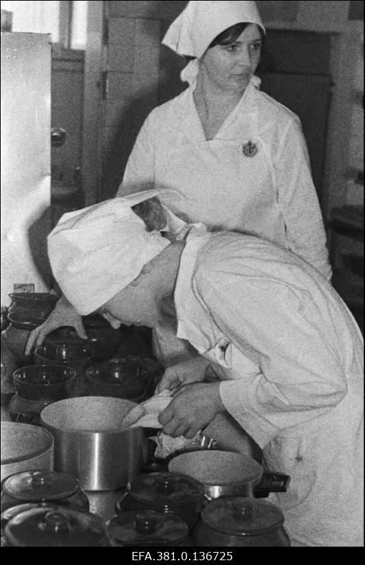 Noorte kokkade konkursist osavõtjad Niina Udalova ja Jelena Lavrova restoranis "Regatt" võistlustoite valmistamas.