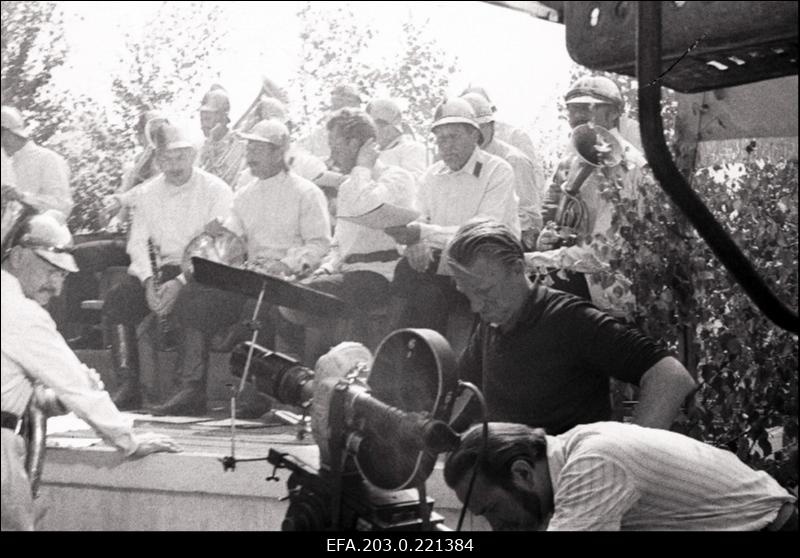 Tallinnfilmi mängufilmi "Suvi" filmivõtted. Režissöör Arvo Kruusement ja operaator Jüri Garšnek.