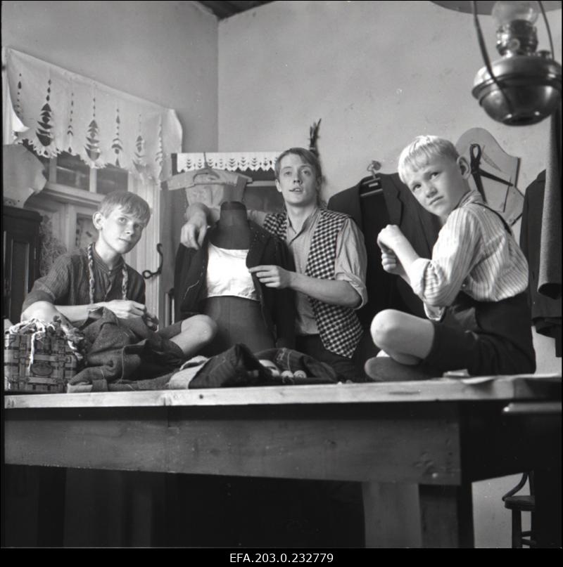 Kaader Tallinnfilmi mängufilmist "Suvi". Ottomari osas Andres Kalev, Kiire osas Margus Lepa, Bruno Benno Bernhard osas Marco Meelimäe.