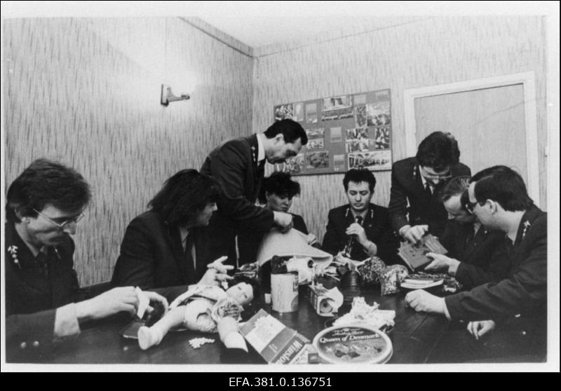 Tallinna Tolliameti ülema asetäitja Juri Kolesnik ja salakaubanduse vastu võitlemise osakonna ülem Jüri Apunnikov ning tolliametnikud kontrollivad kaupa Tallinna Merevaksalis.